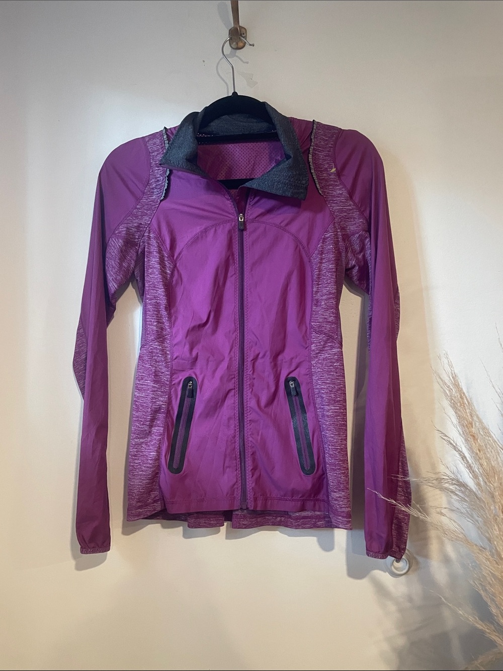 Lululemon Run Featherweight Hybrid Jacket Dew Berry Sz 4 B133 - Picture 3 of 5